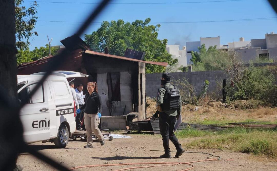 Una de las viviendas baleadas en Culiacán, Sinaloa, estaba edificada en forma improvisada con madera y cartón y posteriormente fue incendiada (29/01/2025). Foto: Cortesía