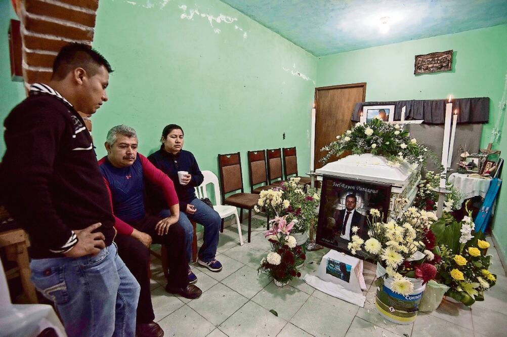 La mañana de ayer, amigos y familiares de Joel Rayón se congregaron en la casa de su madre para recibir sus restos procedentes de Orlando, Florida, donde murió en un ataque armado junto con otras 49 personas (KARLO REYES. EL UNIVERSAL)