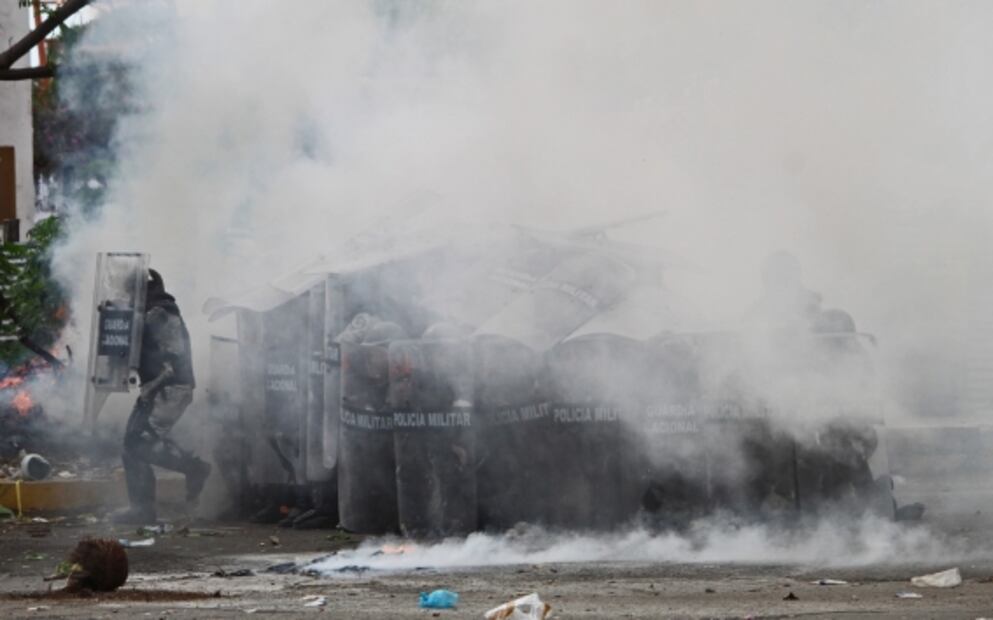 Migrantes se enfrentan con piedras y palos a la Guardia Nacional en Chiapas