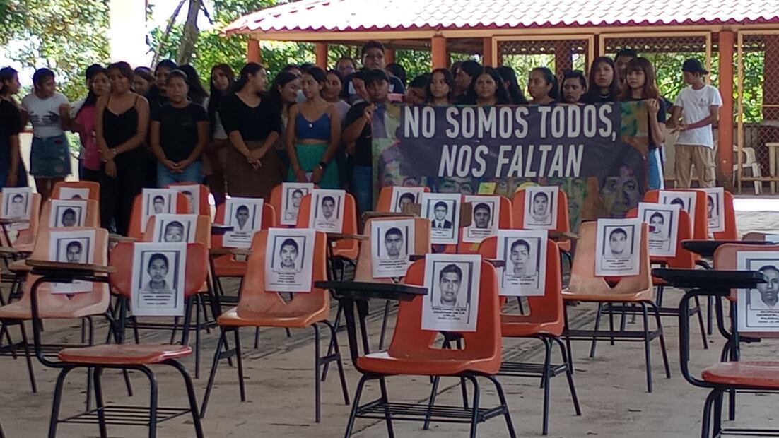 Con sillas vacías, estudiantes de Tuxtepec recuerdan desaparición de normalistas de Ayotzinapa. Foto: Antonio Mundaca