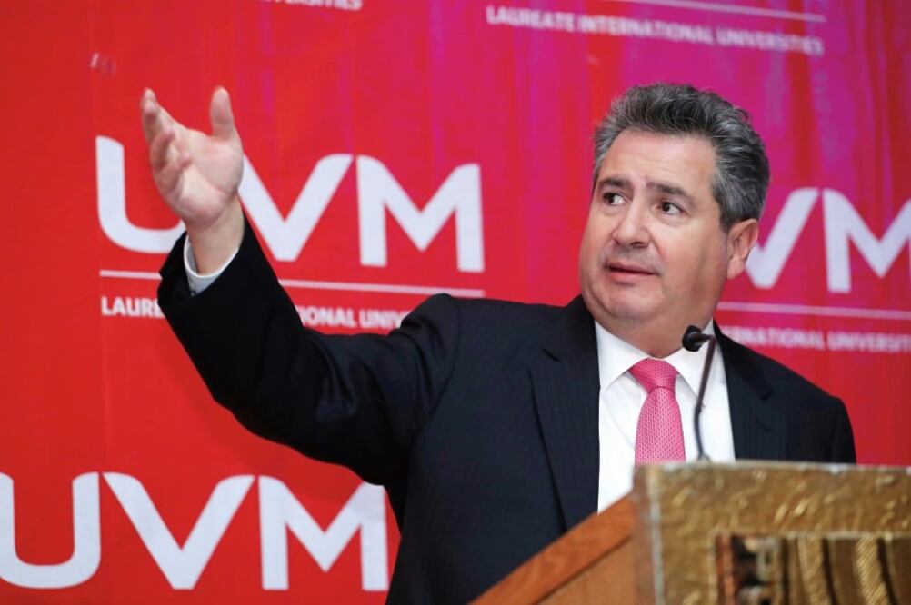 Los medios están en riesgo por gobiernos autoritarios: Curzio