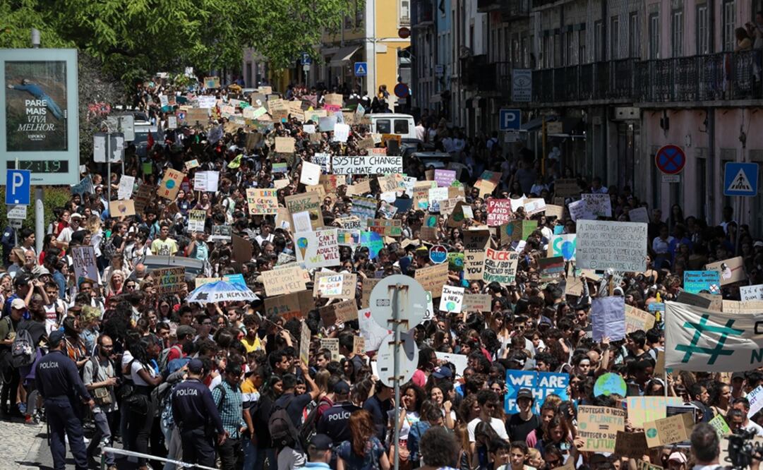 Desde Lisboa hasta Oslo, niños y jóvenes dejaron de ir a clase y salieron a las calles para advertir sobre los peligros del calentamiento global. Foto: EFE