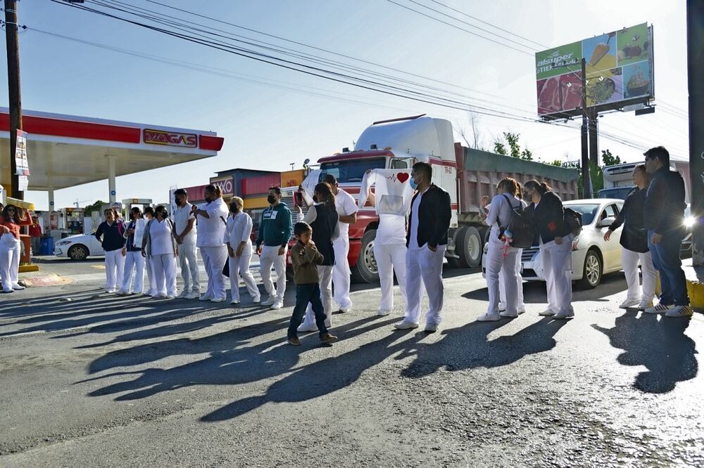 Trabajadores del sector Salud llegaron a la delegación estatal del IMSS para exigir que no los dejen sin contrato. Foto Especial