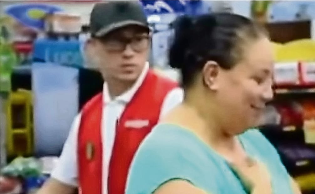 Es conocida la fotografía que un fan se tomó con él cuando todavía era un empacador en un supermercado de Puerto Rico. Fotos: Agencias, Instagram y YouTube