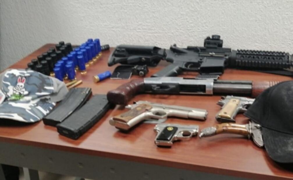 Aseguran armas, 180 kilos de drogas y precursores durante cateo en Tecámac
