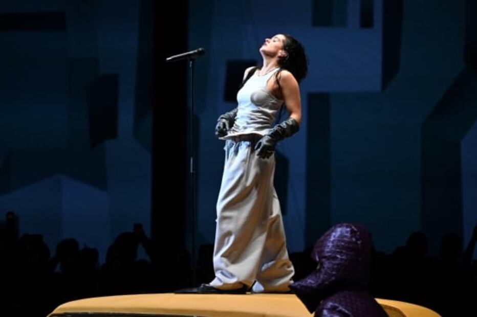 Rosalía se convierte en la sensación del desfile de Louis Vuitton 