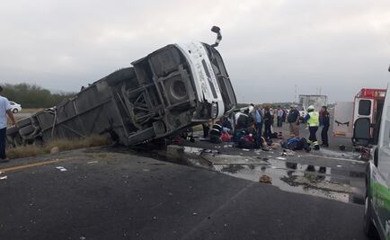Autobus procedente de Houston vuelca en Monterrey; hay una persona muerta