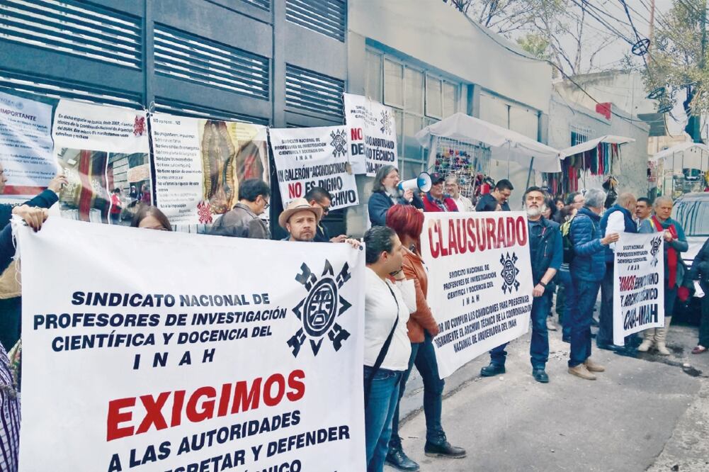 Manifestación en la nueva sede del archivo, en Revolución 1900 (CORTESÍA SINDICATO INAH)