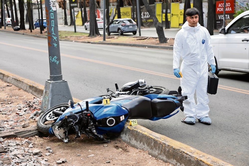 Un motociclista, de unos 30 años, murió ayer tras ser impactado por una camioneta, en la alcaldía
GAM. Foto: VALENTE ROSAS/EL UNIVERSAL