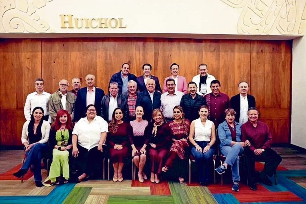 Dirigentes, gobernadores y la mandataria electa del Estado de México mostraron su total apoyo a la coordinadora nacional de la Defensa de la Cuarta Transformación. Foto: Especial