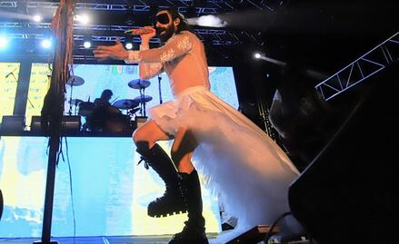 Jay de la Cueva vestido de novia escandaliza a la sociedad conservadora de Sonora