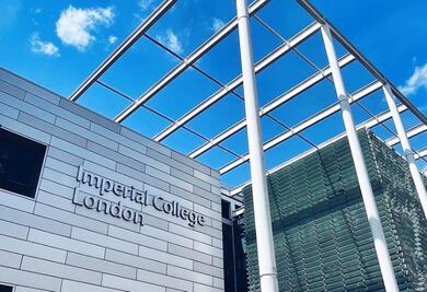 Estudiantes del Imperial College de Londres protestan contra escultura