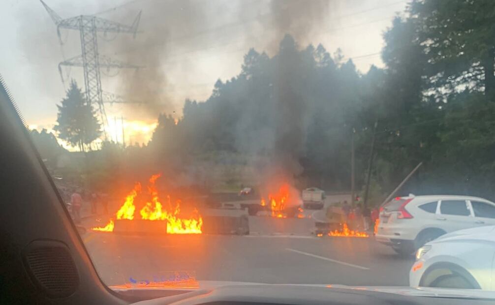 Protestan contra la tala clandestina en la carretera México-Toluca en Ocoyoacac; bloquean y queman vehículos.
Foto: Especial.