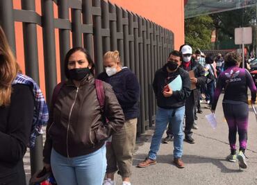 Maestros forman fila kilométrica por vacuna contra Covid en Tlalnepantla