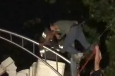 Bomberos rescatan a joven intoxicado que escaló a la parte alta de luminaria en la Tabacalera