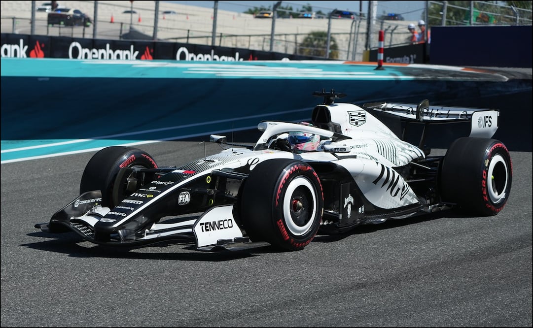 Sergio Pérez maneja su monoplaza en la clasificación del Gran Premio de Miami. FOTO: AP