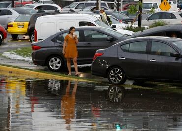 Lluvia y granizo causan inundaciones en Guadalajara