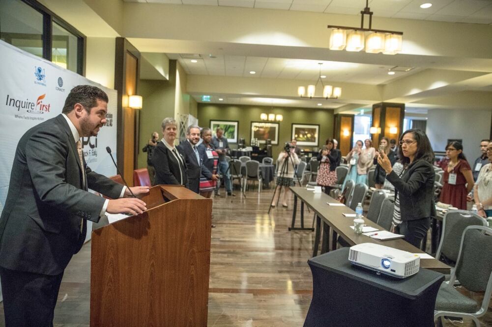 Gemi José González López, cónsul general de México en San Francisco, inauguró los trabajos del Taller Jack F. Ealy de Periodismo Científico, que reunió a representantes de 14 naciones. (GERMÁN ESPINOSA. EL UNIVERSAL)
