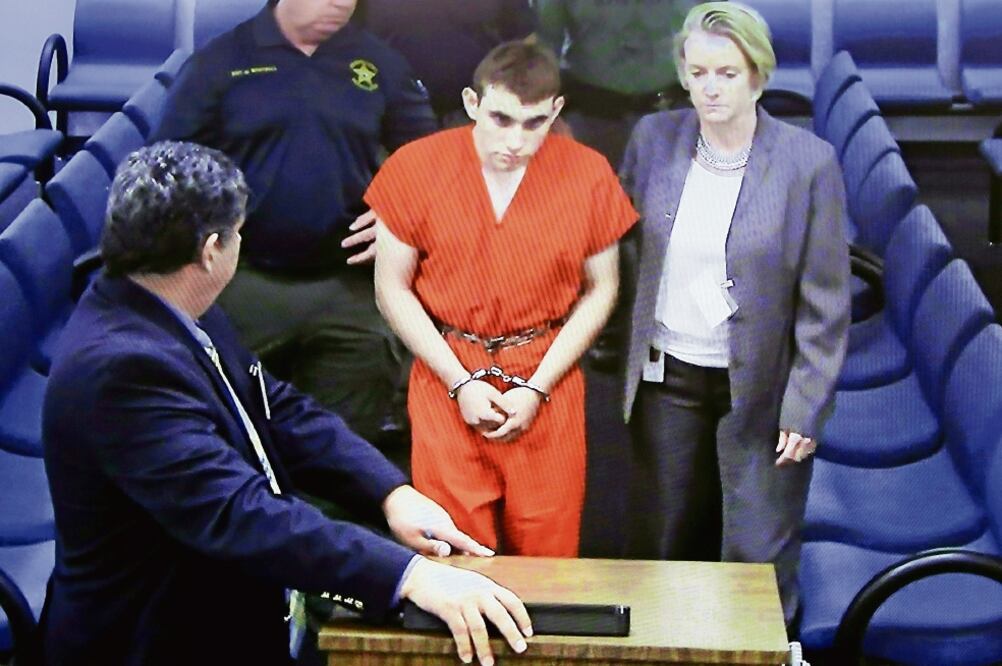 Nikolas Cruz, al presentarse ayer en la corte del condado Broward, donde confesó ser el autor de la masacre escolar en Parkland. (AFP)