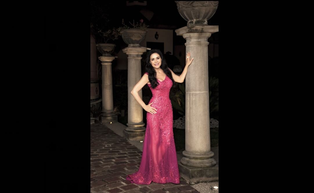 Lourdes Munguía posando con un vestido de Mitzy. Foto: Blanca Charolet  