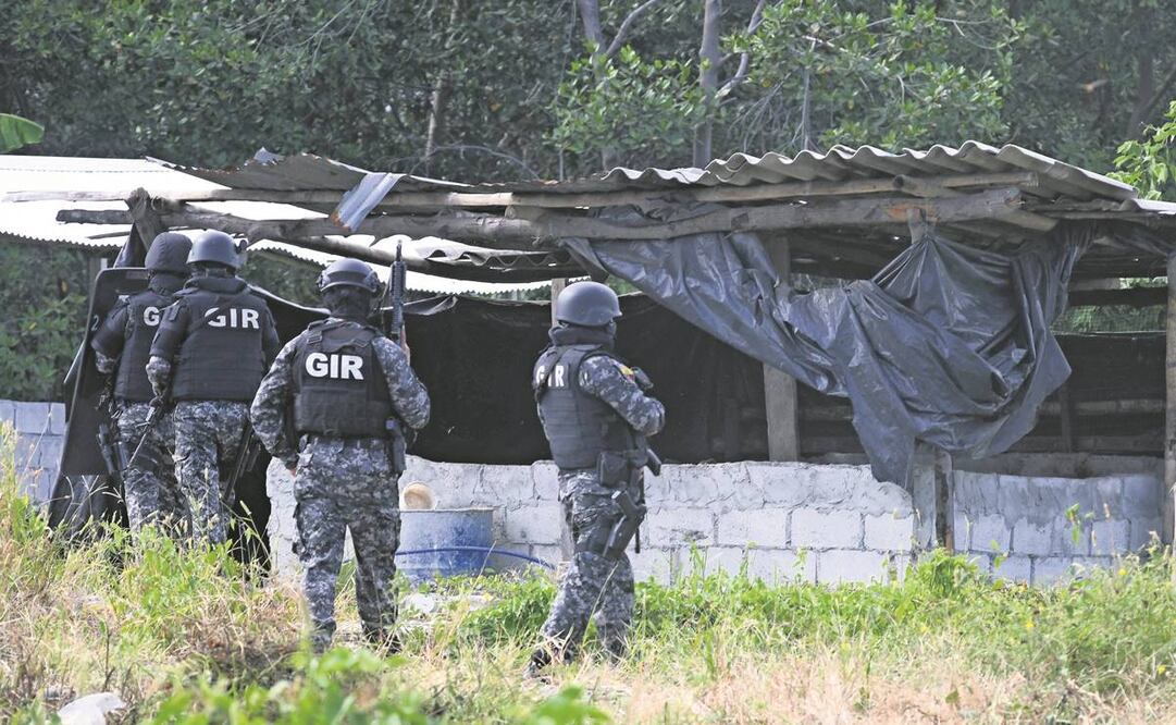 Equipos tácticos de la Policía Nacional de Ecuador desplegaron un operativo en mayo anterior en Guayaquil, para destruir refugios de criminales. Foto: Policía Nacional de Ecuador