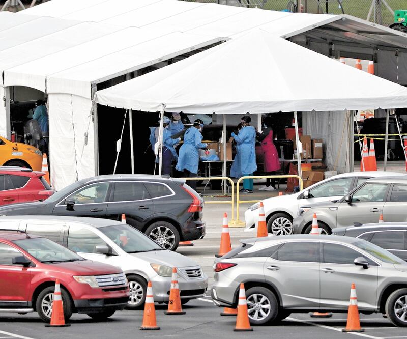 Conductores esperan en un sitio de prueba de coronavirus, ayer, frente al estadio Hard Rock en Miami Gardens, Florida. Foto: WILFREDO LEE. AP