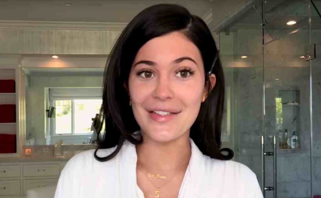 La hija menor de las Kardashians lució un rostro libre de maquillaje. Foto: Youtube
