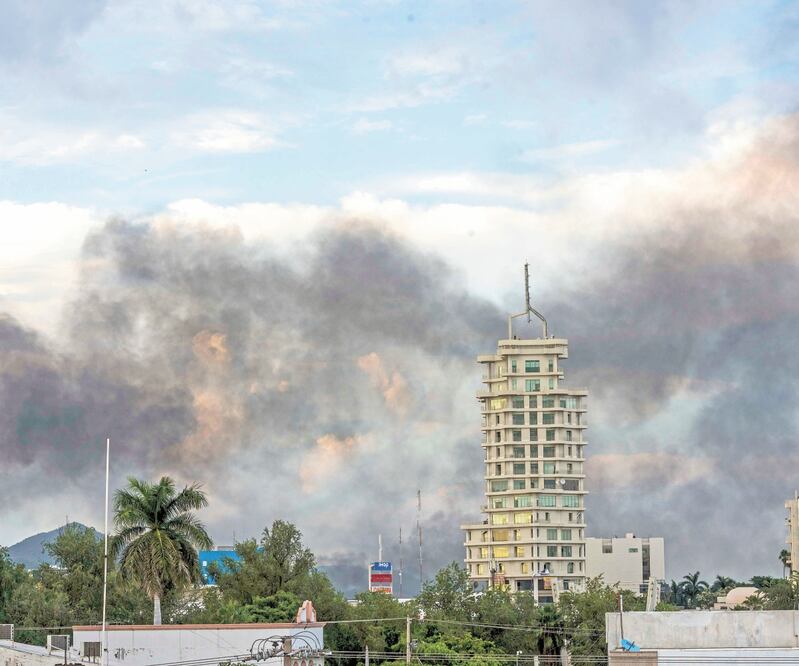 El 17 de octubre, comandos fuertemente armados incendiaron varios puntos de Culiacán, tras la captura de un hijo de El Chapo Guzmán. Archivo EL UNIVERSAL