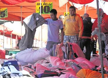 ¿De dónde viene la ropa de "paca" y por qué es más barata?