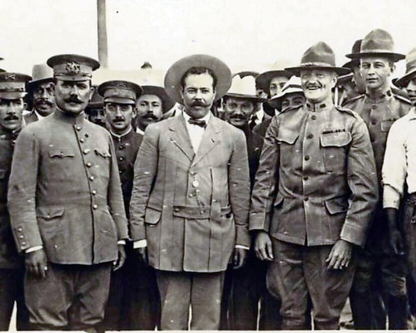 magen tomada en 1914, en Fort Bliss, El Paso, Texas, Estados Unidos. De iquierda a derecha, Álvaro Obregón, aún con su brazo; el general Francisco Villa,
los generales John Pershing y George Paton. Dos años más tarde Pershing perseguiría a Villa por 11 meses en territorio mexicano, sin lograr capturarlo. Foto: Cortesía Mario A. Trillo