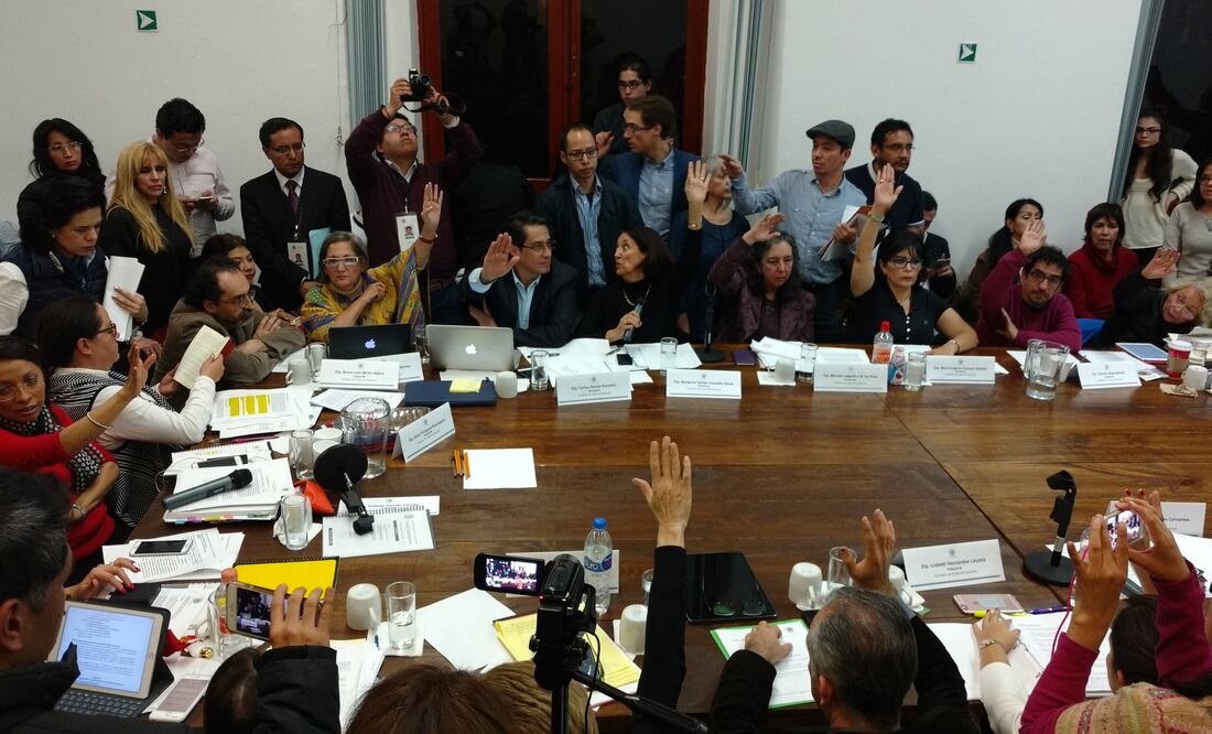 Sesión de la comisión de Carta de Derechos de la Constituyente que se prolongará al menos hasta este domingo para la aprobación en lo general y particular de su dictamen. (Foto: Gerardo Suárez)