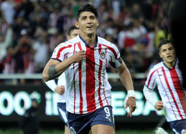 Alan Pulido presume su auto de lujo