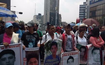 Marchan padres de los 43 hacia la PGR