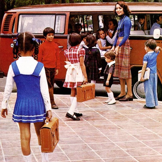 Niños y niñas de distintas edades y grados escolares de una escuela privada abordan el transporte privado que los llevaba y regresaba de la escuela a su casa diariamente. Tanto niños como niñas llevan las clásicas mochilas de cuero de aquellas décadas de los años sesenta hasta los ochenta. Col. Carlos Villasana.