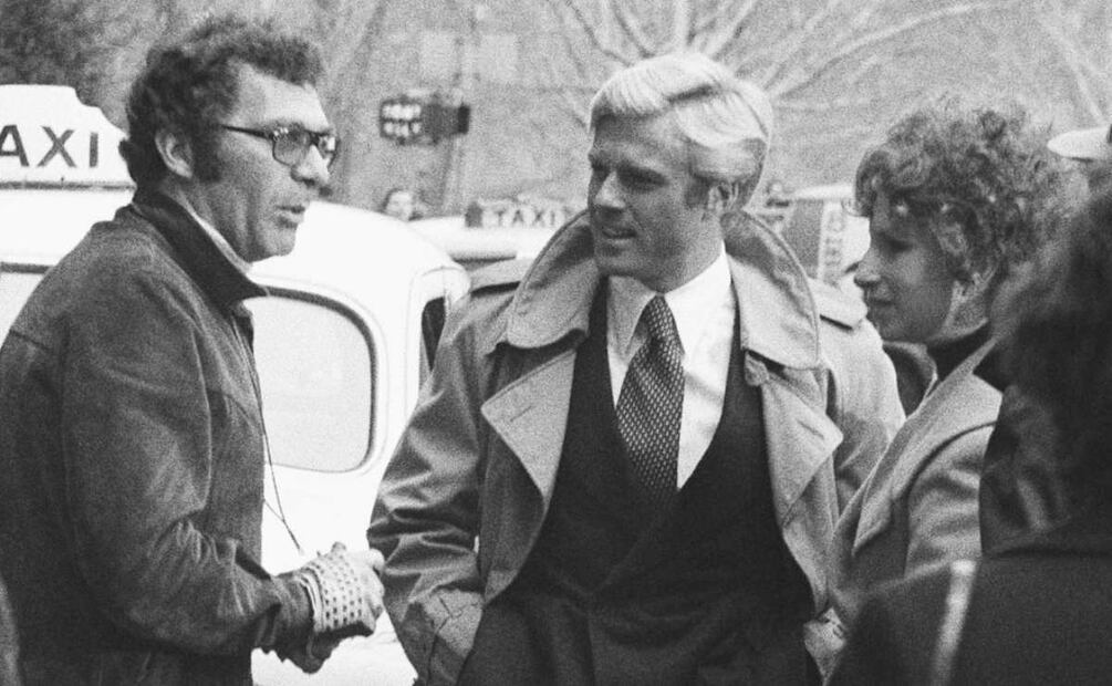 El director Sydney Pollack (izquierda) aparece con los actores Robert Redford (centro) y Barbra Streisand durante el rodaje de "Tal como éramos" en Nueva York el 28 de noviembre de 1972. 
Foto: AP/Marty Lederhandler, archivo.