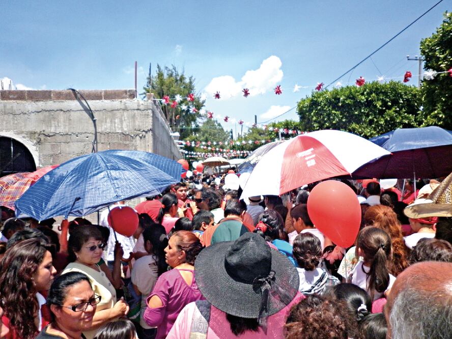 Los militantes del partido tricolor distribuyeron globos rojos y blancos en el atrio de la iglesia mientras se llevaba a cabo la restauración del Señor de Tlapala, patrono del municipio de Melchor Ocampo