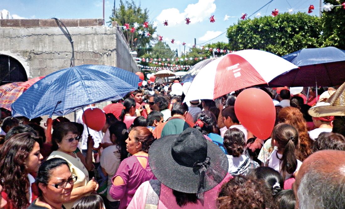 Los militantes del partido tricolor distribuyeron globos rojos y blancos en el atrio de la iglesia mientras se llevaba a cabo la restauración del Señor de Tlapala, patrono del municipio de Melchor Ocampo