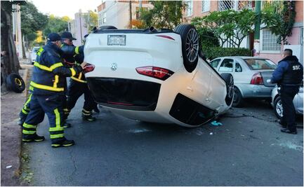 ¡Toma precauciones! Reportan volcadura de vehículo en Venustiano Carranza