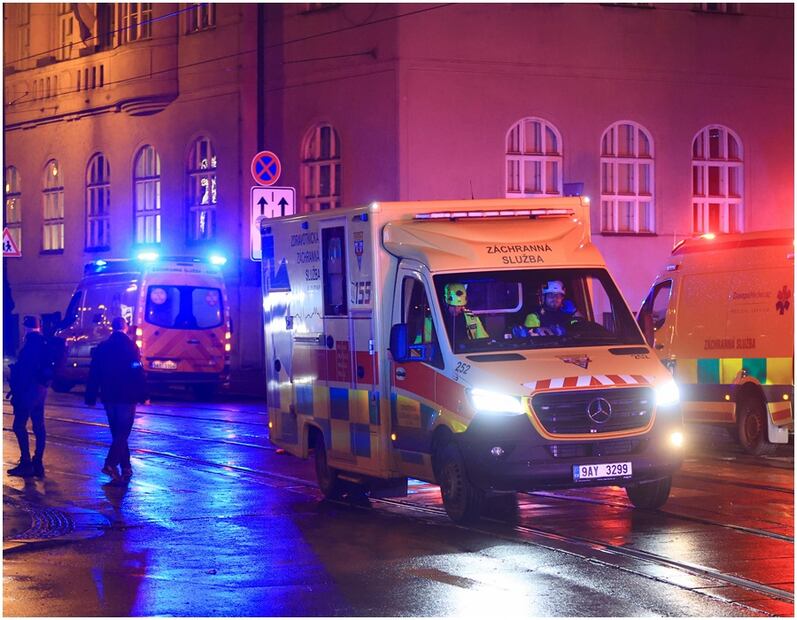 Vehículos de emergencia en el lugar del tiroteo en el centro de Praga. Foto: EFE