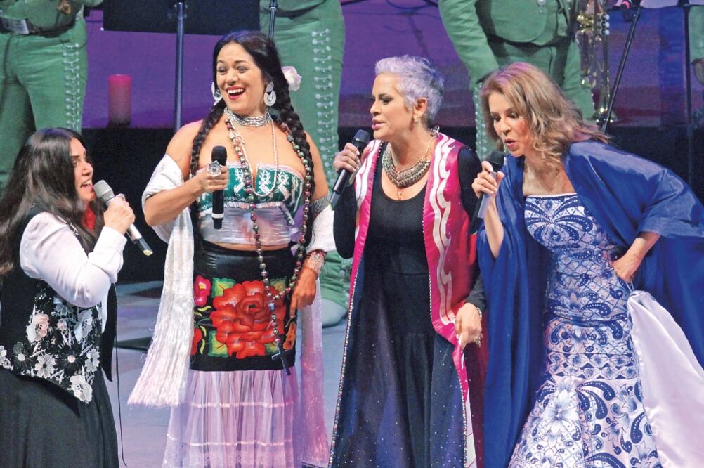 Con Lila Downs, una de sus invitadas, interpretaron los temas “Pa’ todo el año” y “Un puño de tierra” (CARLOS MEJÍA. EL UNIVERSAL)