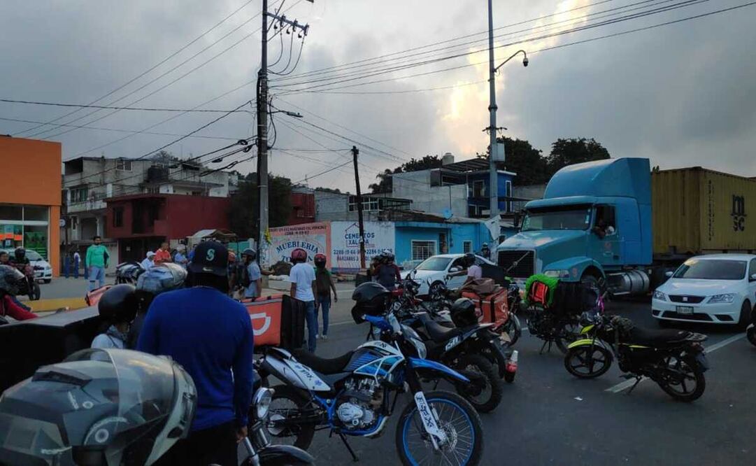 Los inconformes denunciaron que la Policía Estatal había detenido al menos a dos de sus compañeros por diversos motivos. Foto: Especial 