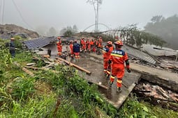Deslave deja dos muertos y 10 desaparecidos en China; deslizamiento ocurre tras lluvias por el tifón Saudel