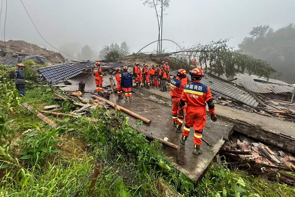 Rescatistas trabajan en el lugar de un deslave luego de varios días de intensas lluvias por el paso del tifón Saudel, en el condado de Suichuan, en la provincia de Jiangxi, en China. Foto: AP