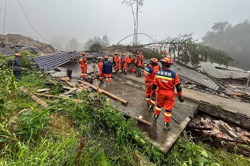 Deslave deja dos muertos y 10 desaparecidos en China; deslizamiento ocurre tras lluvias por el tifón Saudel