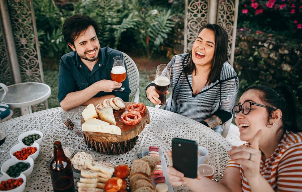 Las nuevas generaciones impulsan la tendencia minifundista drinking, priorizándola convivencia y el sabor por encima de la graduación alcohólica. Foto: cortesía