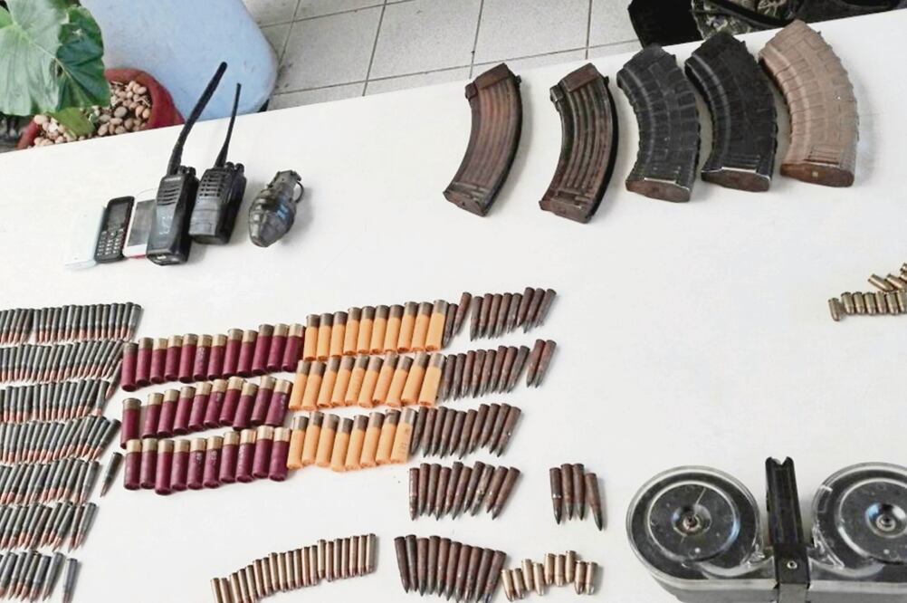 Entre el arsenal se aseguraron armas de fuego tipo escuadra, como una Pietro Beretta 380 mm, así como cargadores y un chaleco antibalas (CORTESÍA GCG)