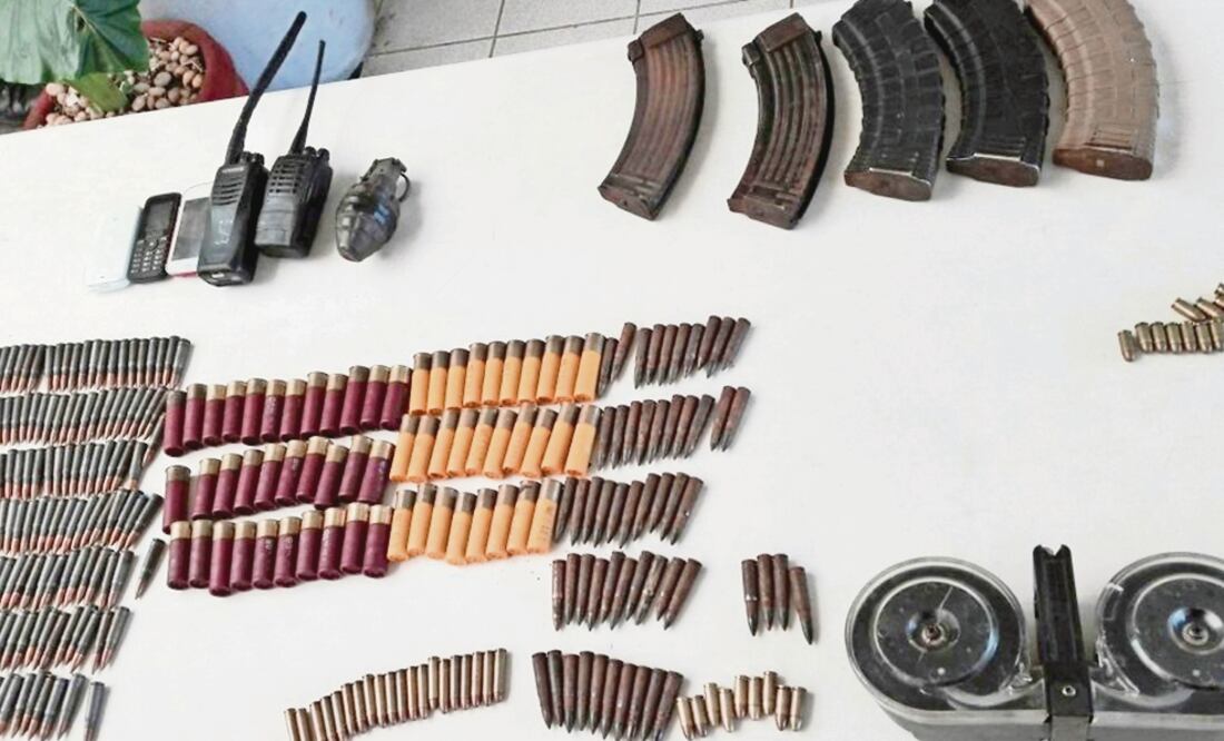 Entre el arsenal se aseguraron armas de fuego tipo escuadra, como una Pietro Beretta 380 mm, así como cargadores y un chaleco antibalas (CORTESÍA GCG)