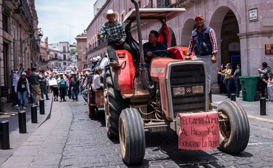 Productores de frijol marchan en Zacatecas contra operativo policial que dejo 12 detenidos; exigen juicio político.
Foto: Diana Valdez
