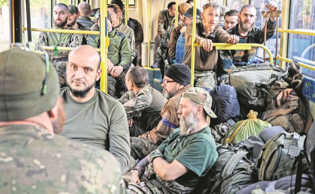 Militares ucranianos sentados en un autobús mientras son evacuados de la planta siderúrgica Azovstal sitiada en Mariupol, Ucrania. Foto: EFE