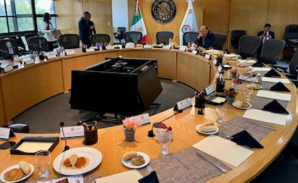 Diputados suspenden sesión por manifestantes; Rubén Moreira comparte foto solo 